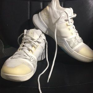 Nike Kyrie 3 basketball shoe/white